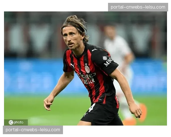 特写：老将莫德里奇替补登场后，用一记长传策动关键进攻